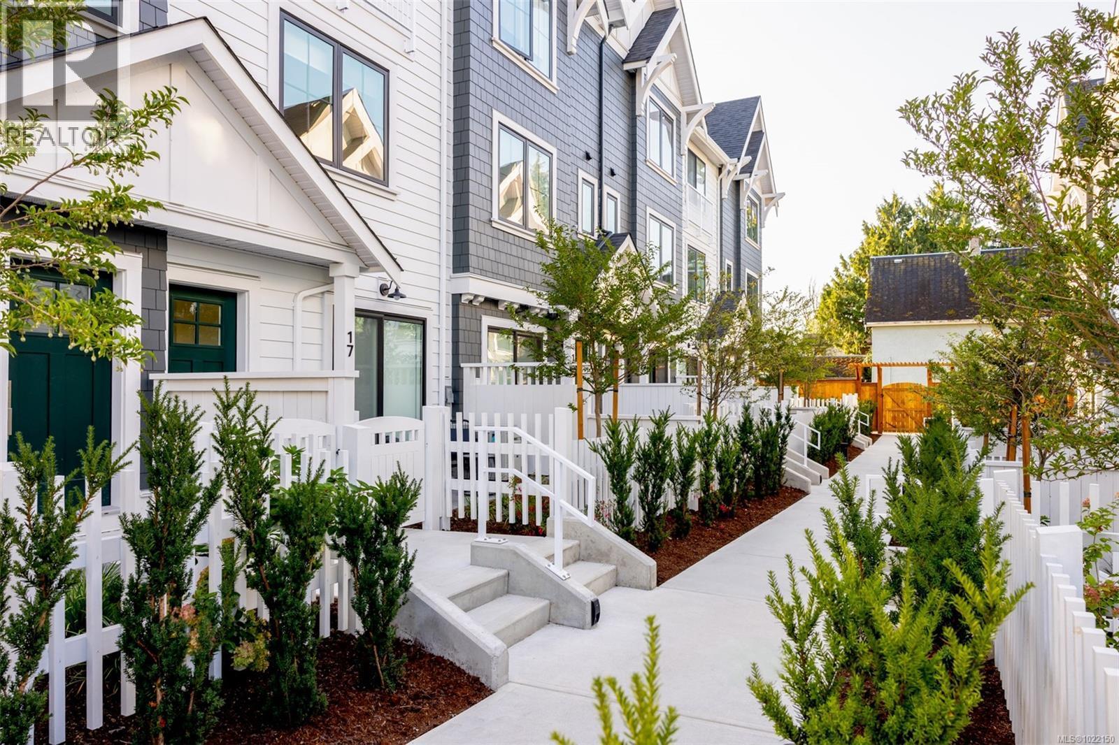 Th9 3450 Whittier Ave, Saanich, BC - Outdoor