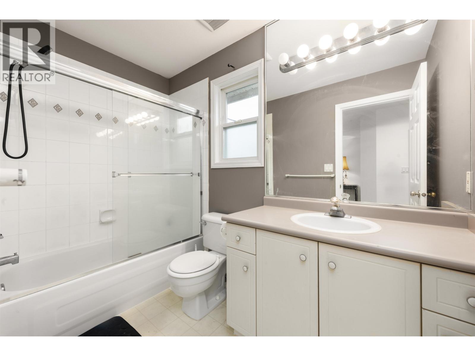 10231 Cambie Road, Richmond, BC - Indoor Photo Showing Bathroom
