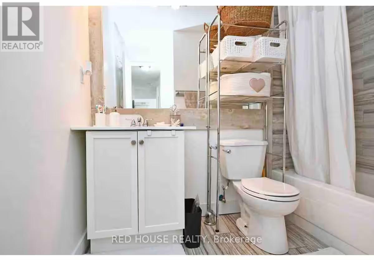 801 - Room 2 - 3555 Derry Road, Mississauga, ON - Indoor Photo Showing Bathroom