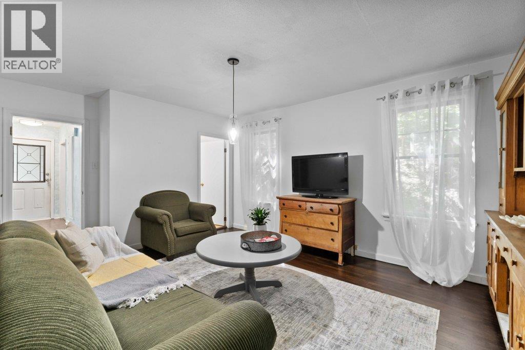 1210 Trans Canada Highway Highway Ne Lot# 1, Salmon Arm, BC - Indoor Photo Showing Living Room