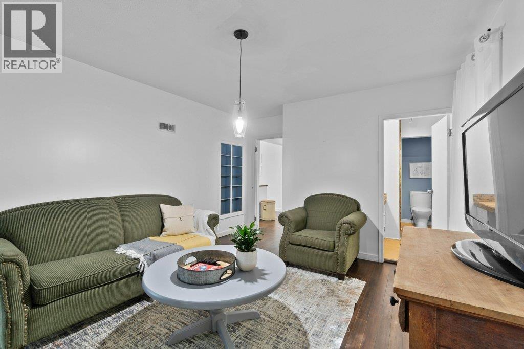 1210 Trans Canada Highway Highway Ne Lot# 1, Salmon Arm, BC - Indoor Photo Showing Living Room