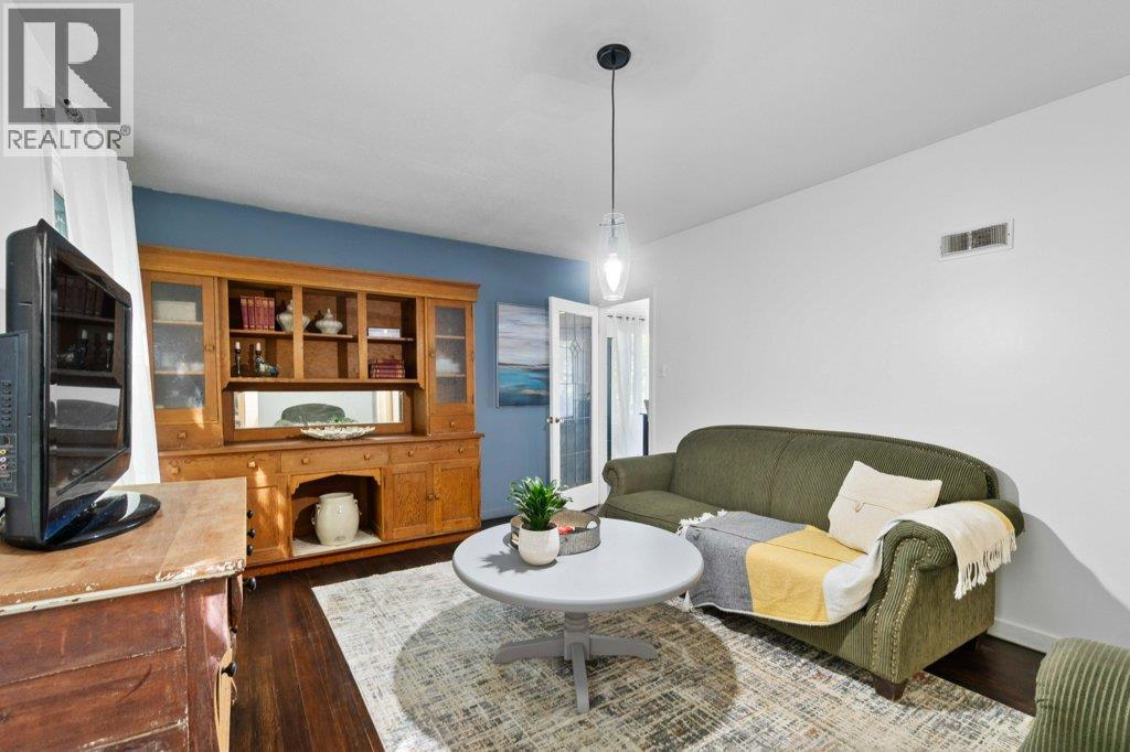 1210 Trans Canada Highway Highway Ne Lot# 1, Salmon Arm, BC - Indoor Photo Showing Living Room