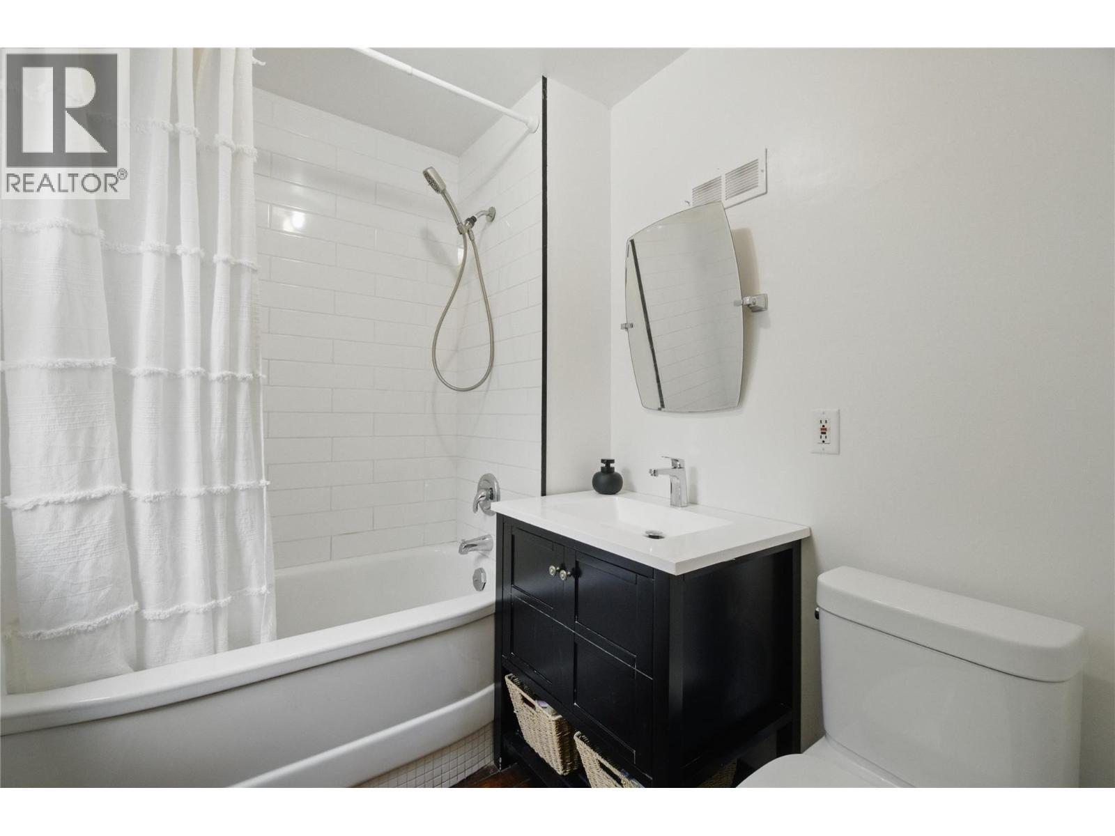 1210 Trans Canada Highway Highway Ne Lot# 1, Salmon Arm, BC - Indoor Photo Showing Bathroom