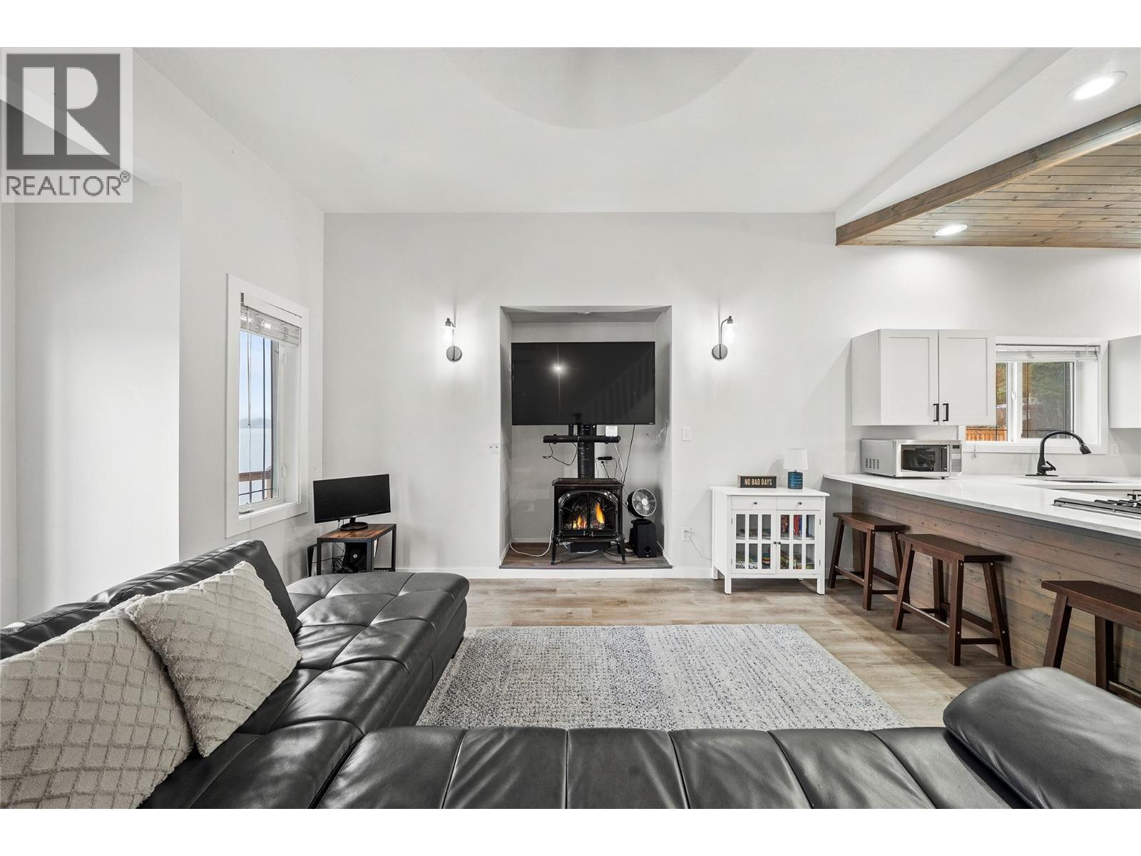 2022 Eagle Bay Road, Blind Bay, BC - Indoor Photo Showing Living Room