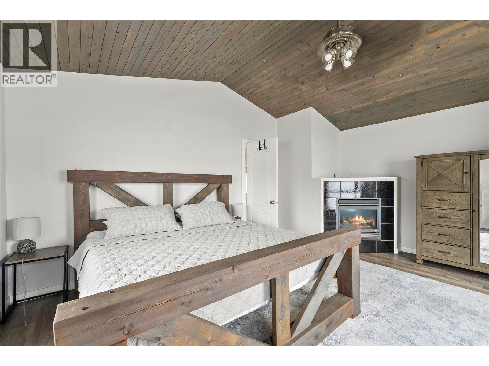 2022 Eagle Bay Road, Blind Bay, BC - Indoor Photo Showing Bedroom