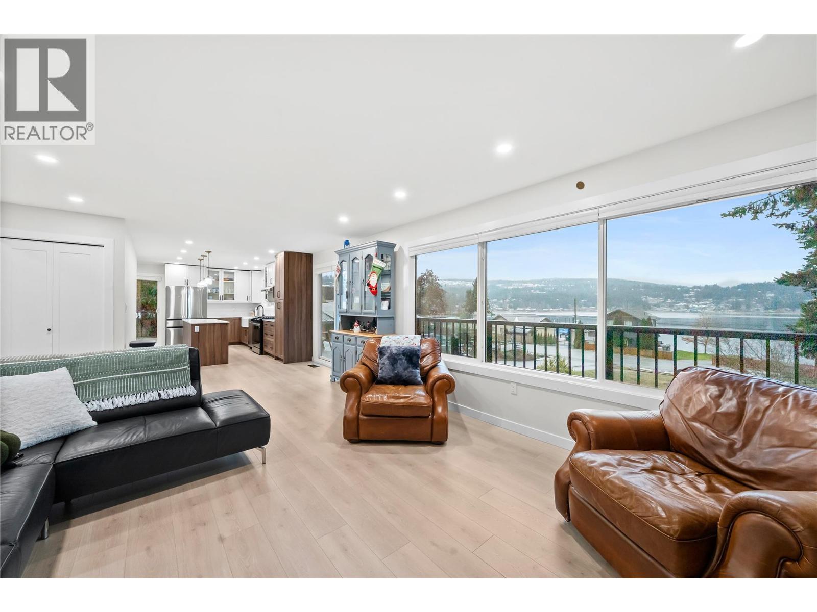 2022 Eagle Bay Road, Blind Bay, BC - Indoor Photo Showing Living Room