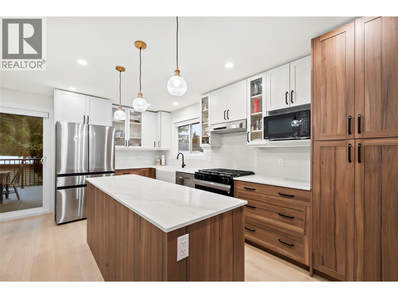 2022 Eagle Bay Road, Blind Bay, BC - Indoor Photo Showing Kitchen With Upgraded Kitchen