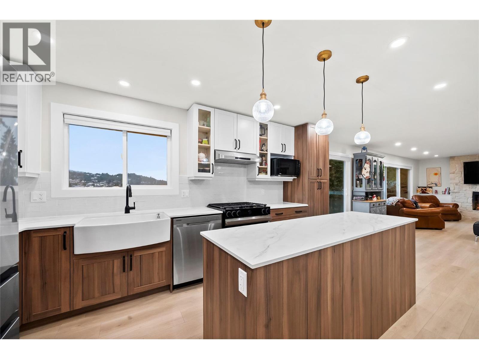 2022 Eagle Bay Road, Blind Bay, BC - Indoor Photo Showing Kitchen With Upgraded Kitchen