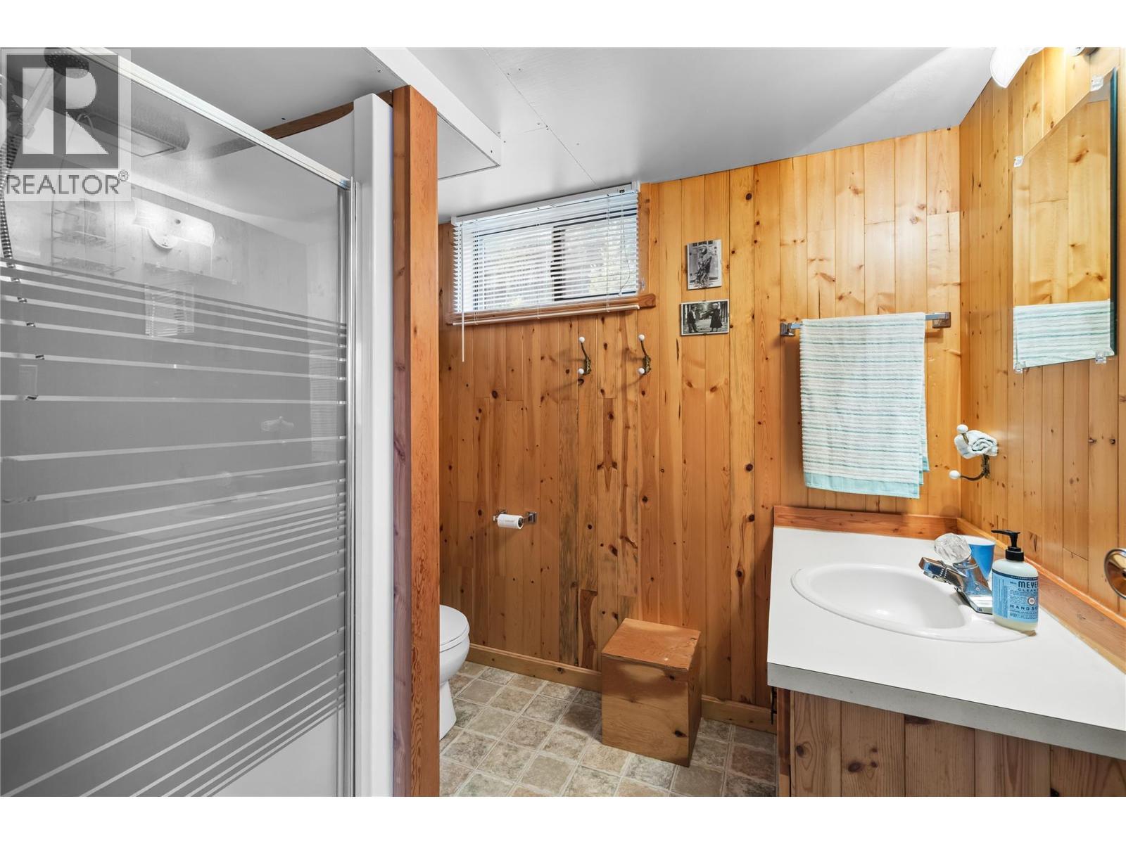 2033 Smith Road, Creston, BC - Indoor Photo Showing Bathroom