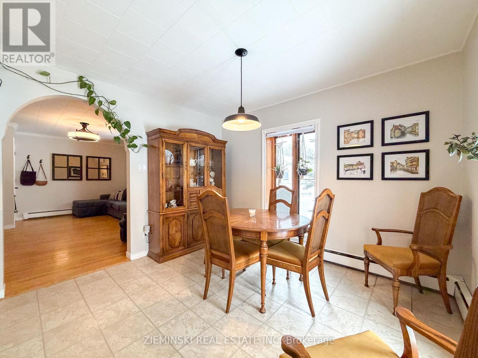 637 Montrock Street, Iroquois Falls, ON - Indoor Photo Showing Dining Room