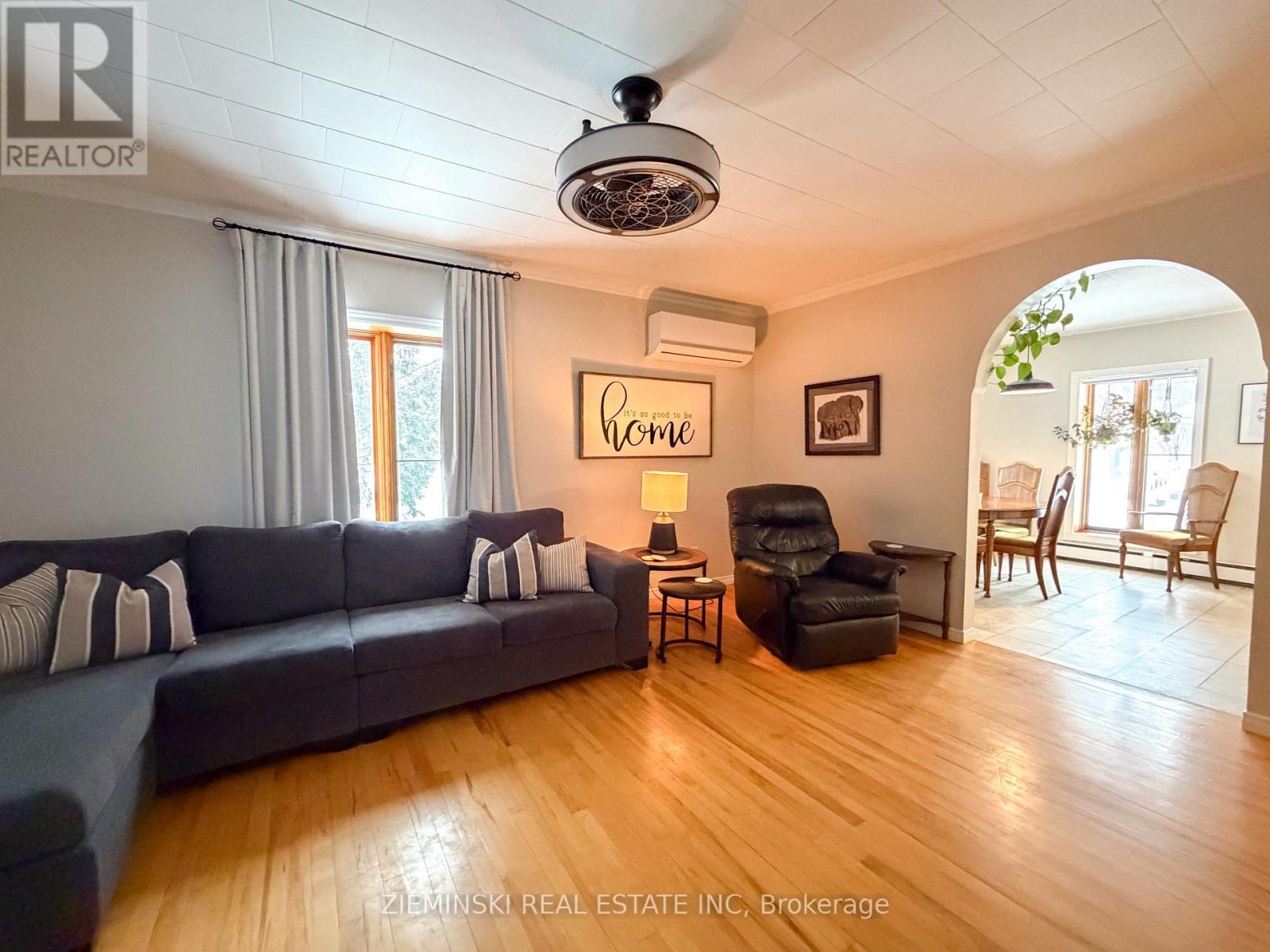 637 Montrock Street, Iroquois Falls, ON - Indoor Photo Showing Living Room