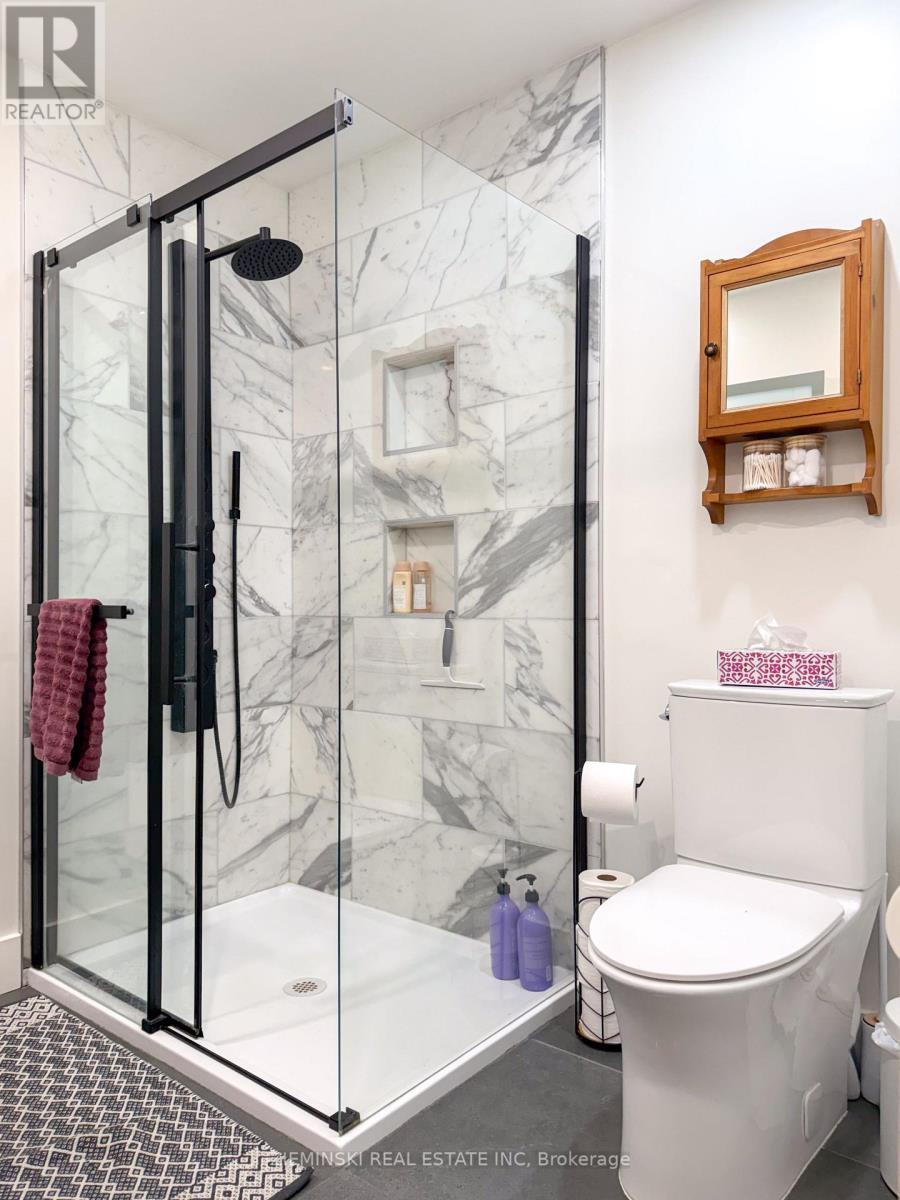 637 Montrock Street, Iroquois Falls, ON - Indoor Photo Showing Bathroom