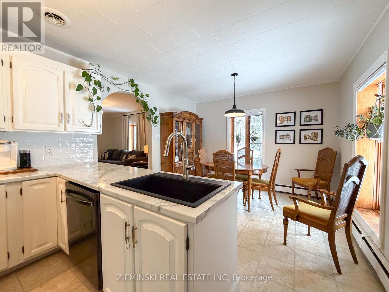 637 Montrock Street, Iroquois Falls, ON - Indoor Photo Showing Kitchen