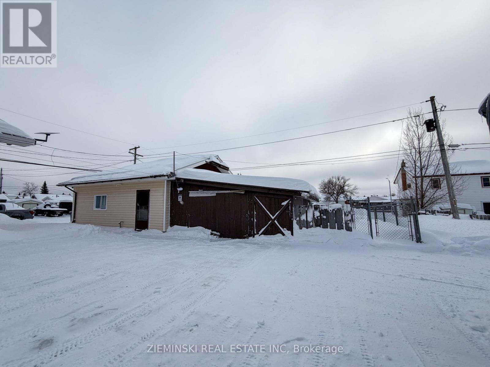 637 Montrock Street, Iroquois Falls, ON - Outdoor