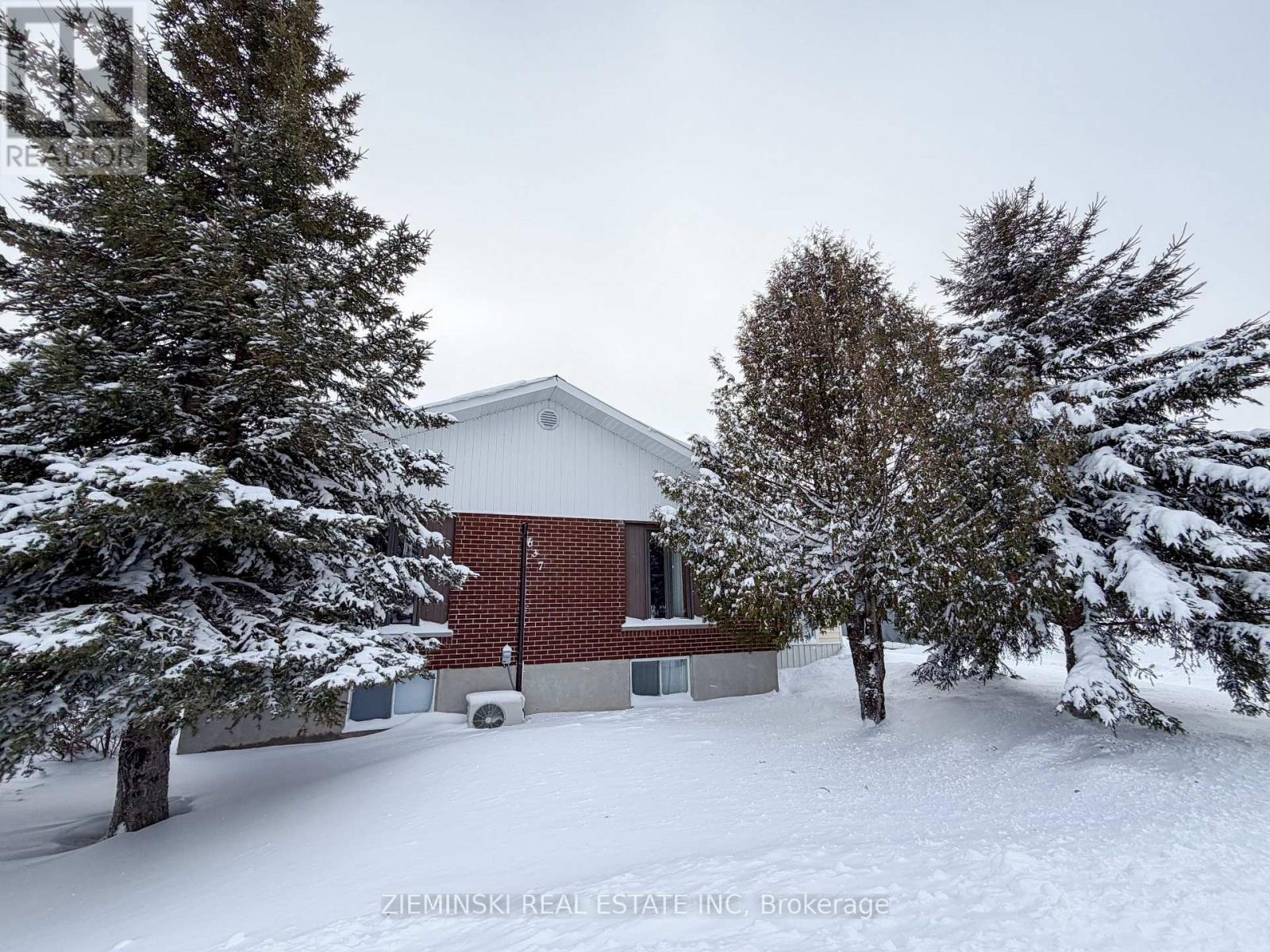 637 Montrock Street, Iroquois Falls, ON - Outdoor