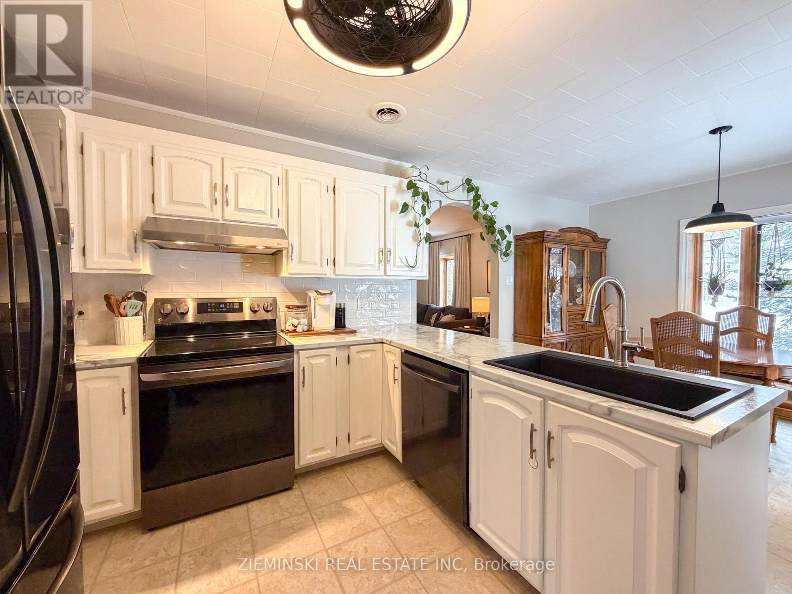 637 Montrock Street, Iroquois Falls, ON - Indoor Photo Showing Kitchen