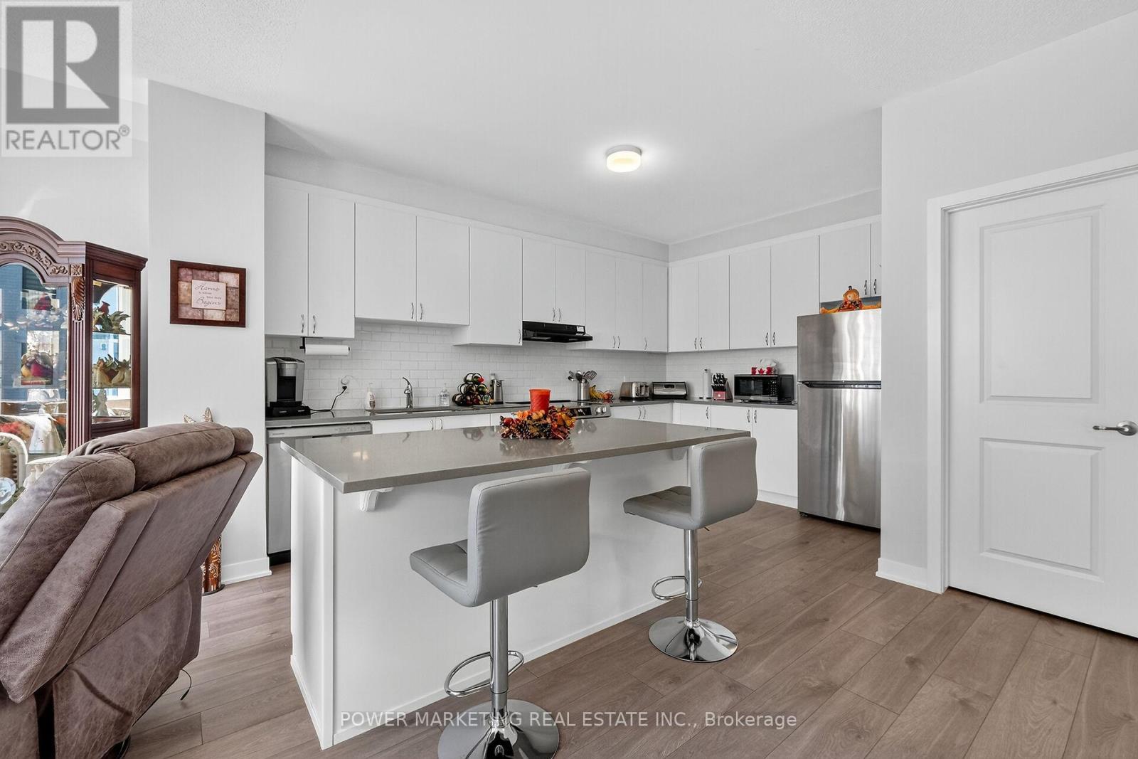 715 Hydrus Private, Ottawa, ON - Indoor Photo Showing Kitchen With Upgraded Kitchen