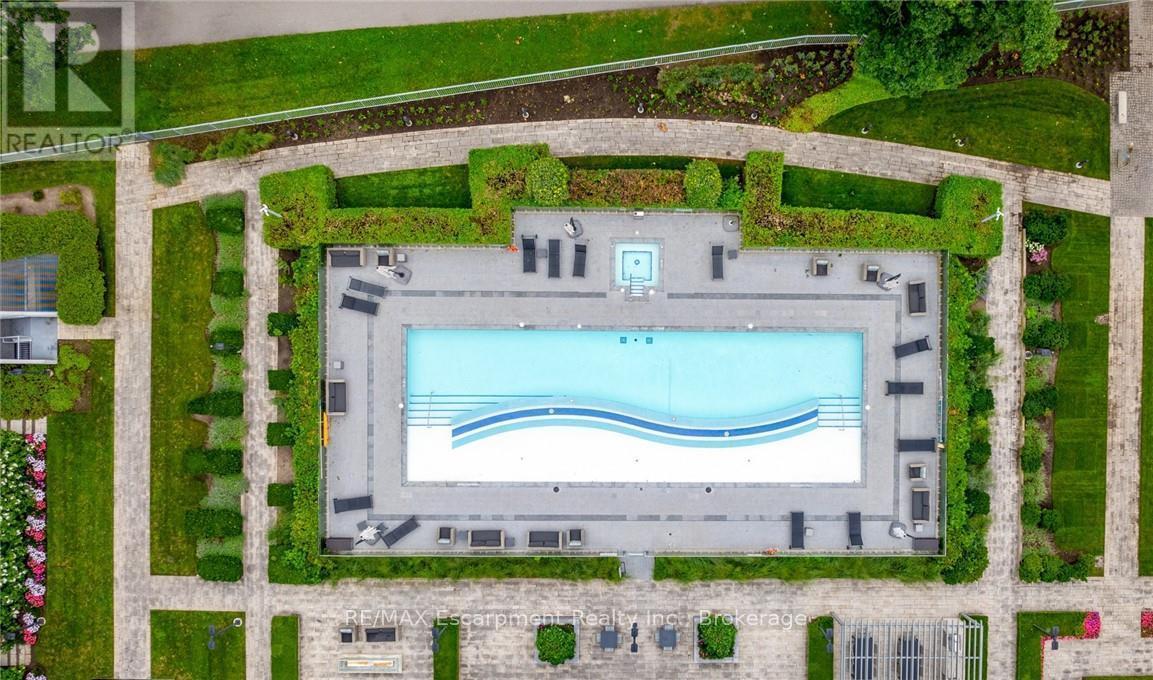 827 - 3500 Lakeshore Road W, Oakville (Br Bronte), ON - Outdoor With In Ground Pool