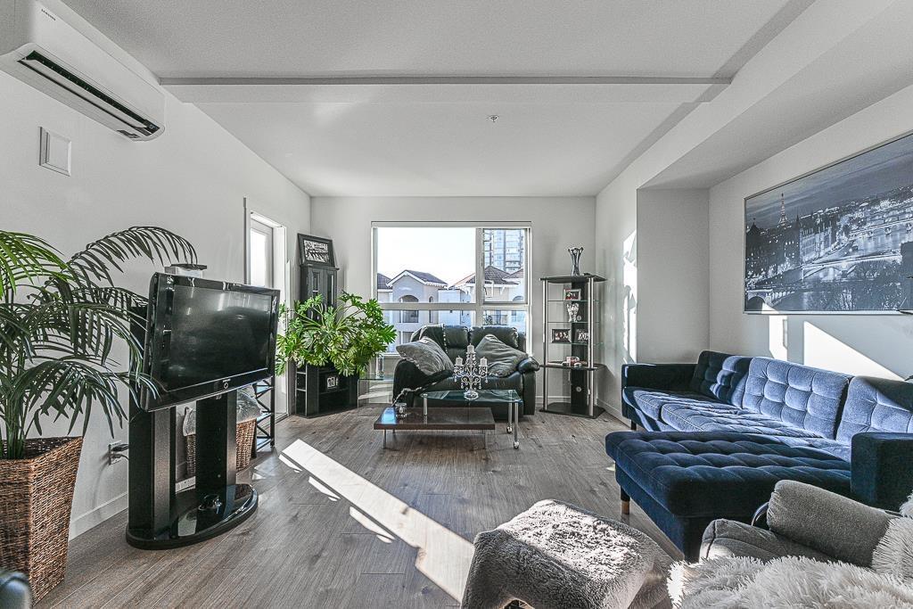 416 3182 Gladwin Road, Abbotsford, BC - Indoor Photo Showing Living Room