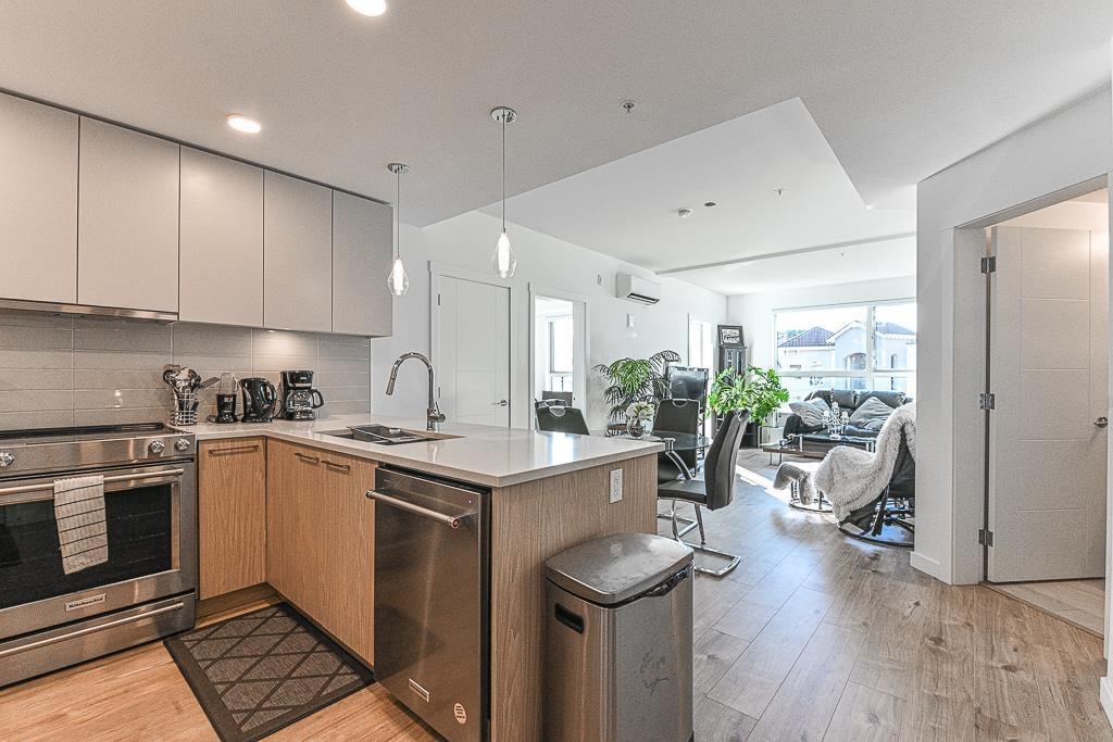 416 3182 Gladwin Road, Abbotsford, BC - Indoor Photo Showing Kitchen With Stainless Steel Kitchen With Double Sink With Upgraded Kitchen