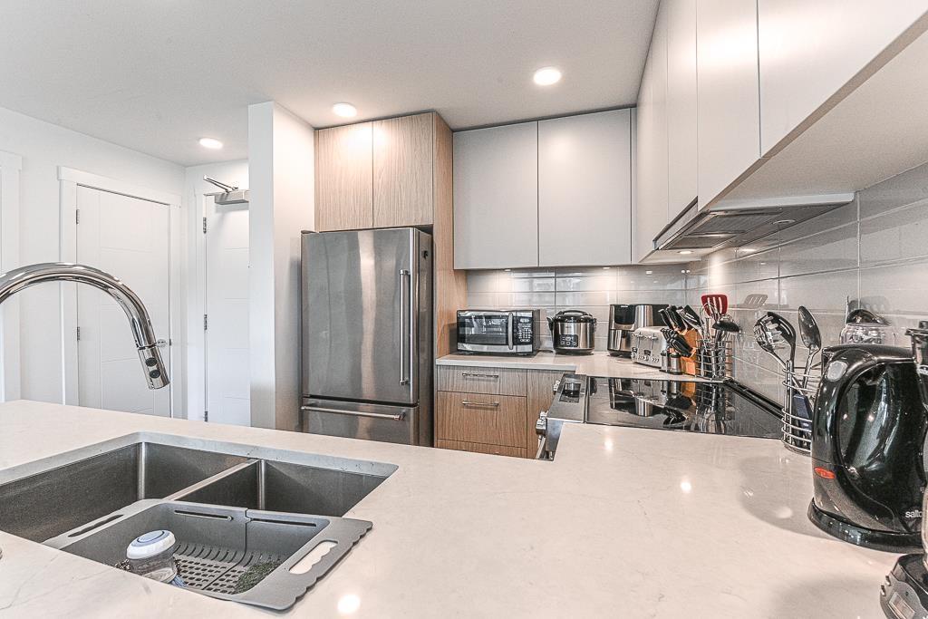416 3182 Gladwin Road, Abbotsford, BC - Indoor Photo Showing Kitchen With Double Sink