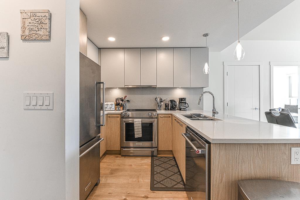 416 3182 Gladwin Road, Abbotsford, BC - Indoor Photo Showing Kitchen With Stainless Steel Kitchen With Double Sink With Upgraded Kitchen