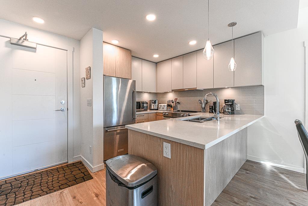 416 3182 Gladwin Road, Abbotsford, BC - Indoor Photo Showing Kitchen With Stainless Steel Kitchen With Double Sink With Upgraded Kitchen