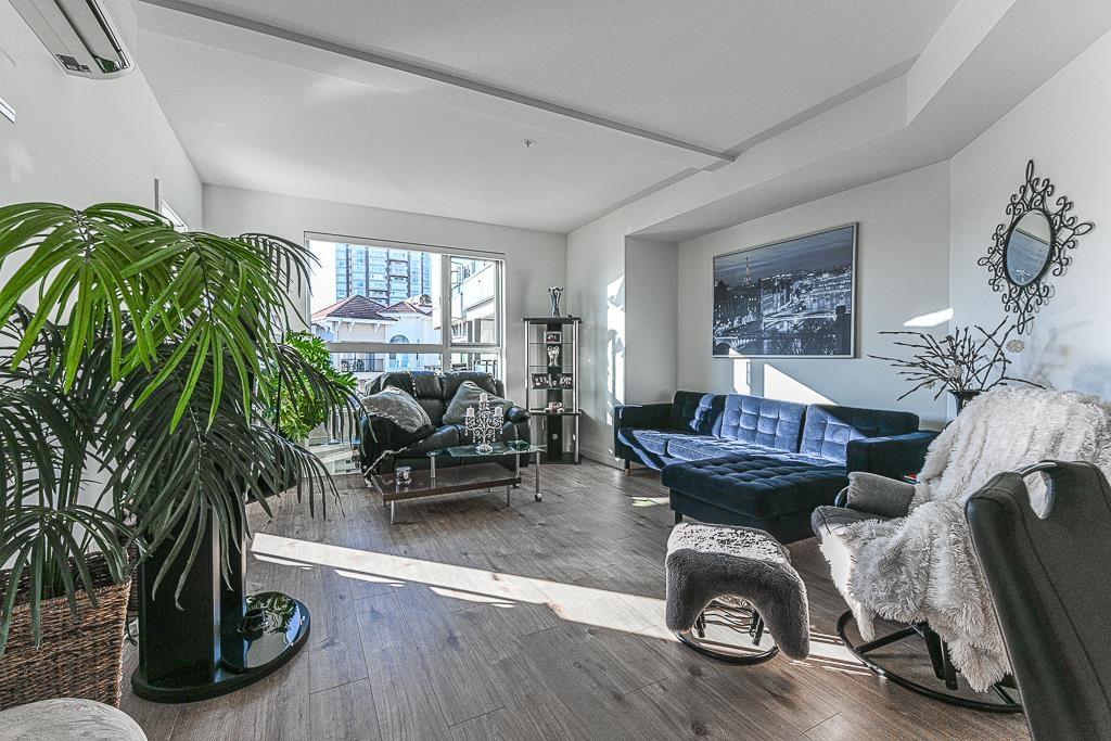 416 3182 Gladwin Road, Abbotsford, BC - Indoor Photo Showing Living Room