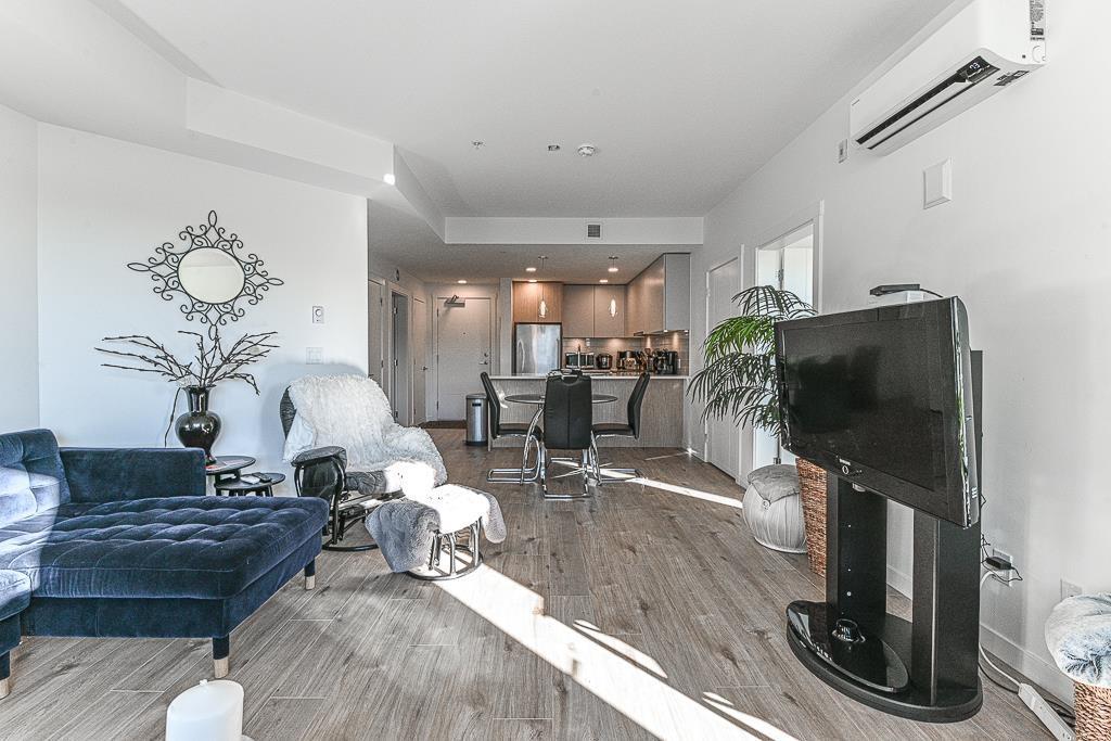 416 3182 Gladwin Road, Abbotsford, BC - Indoor Photo Showing Living Room