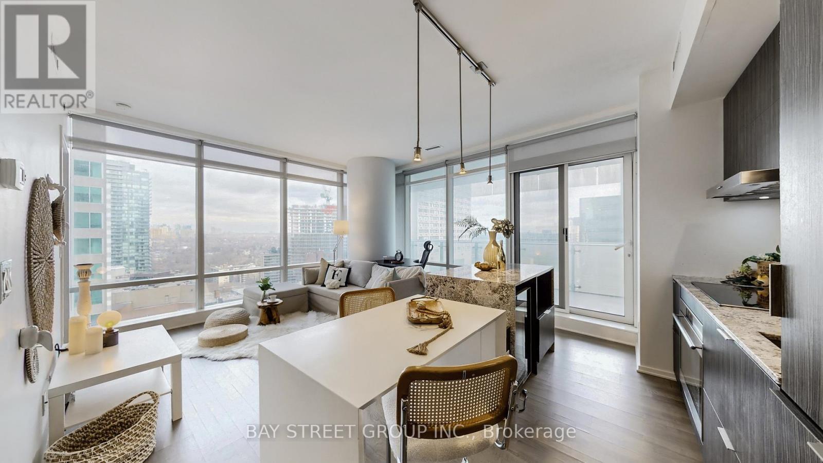 1701 - 1 Bloor Street E, Toronto, ON - Indoor Photo Showing Dining Room