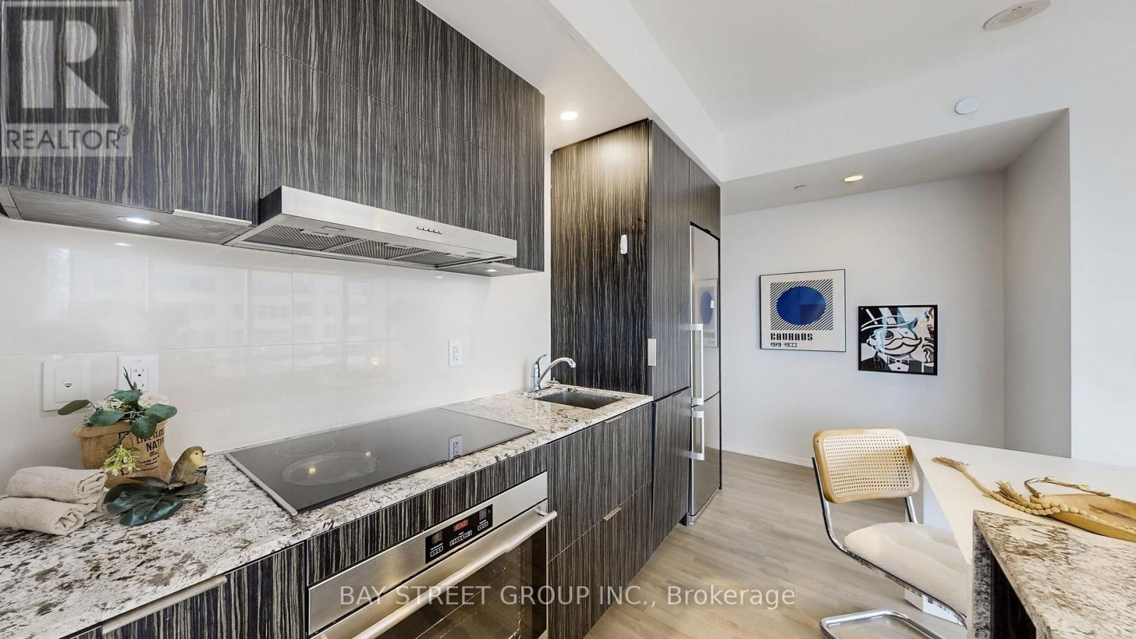 1701 - 1 Bloor Street E, Toronto, ON - Indoor