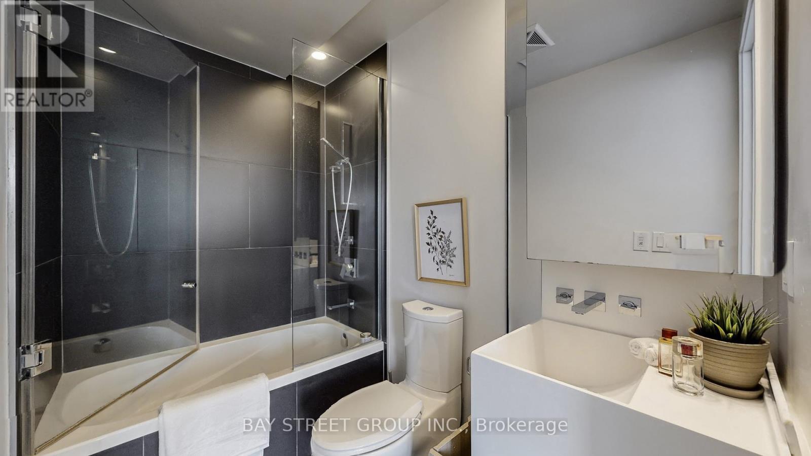 1701 - 1 Bloor Street E, Toronto, ON - Indoor Photo Showing Bathroom