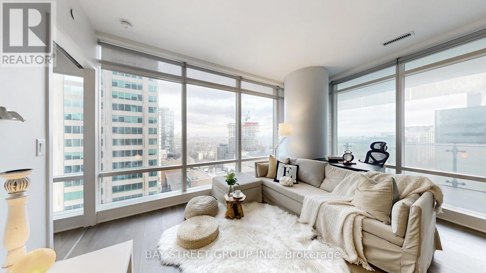 1701 - 1 Bloor Street E, Toronto, ON - Indoor Photo Showing Living Room