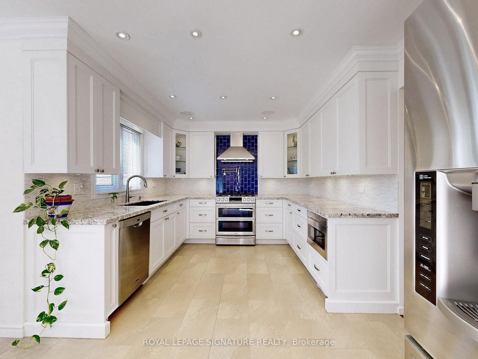 48 Millcroft Way, Vaughan, ON - Indoor Photo Showing Kitchen With Upgraded Kitchen