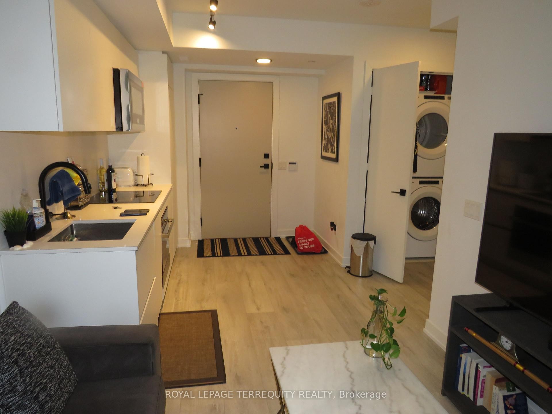 805-327 King Street W, Toronto, ON - Indoor Photo Showing Kitchen