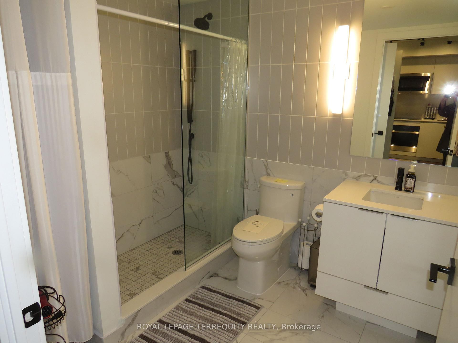 805-327 King Street W, Toronto, ON - Indoor Photo Showing Bathroom