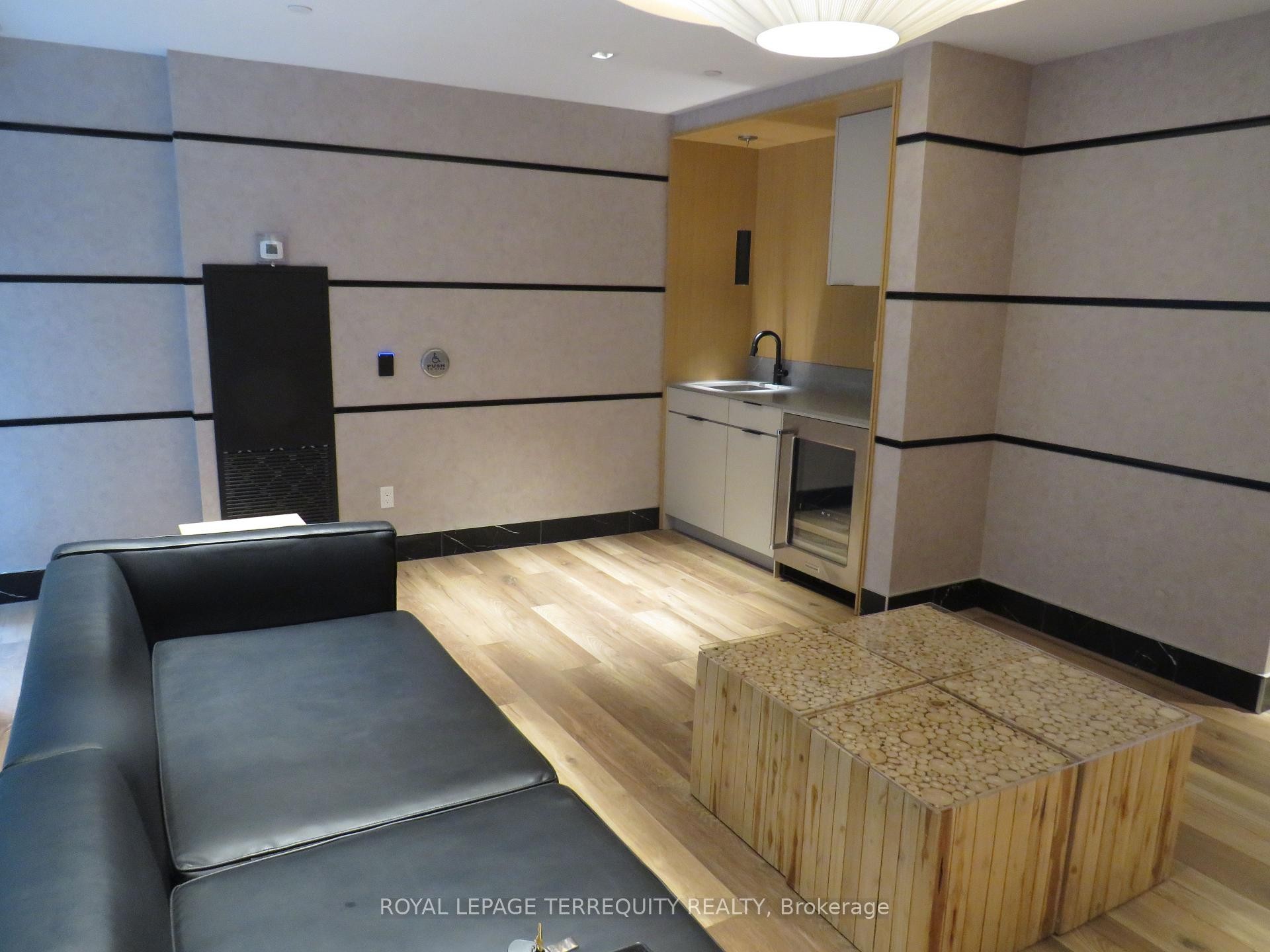 805-327 King Street W, Toronto, ON - Photo Showing Garage