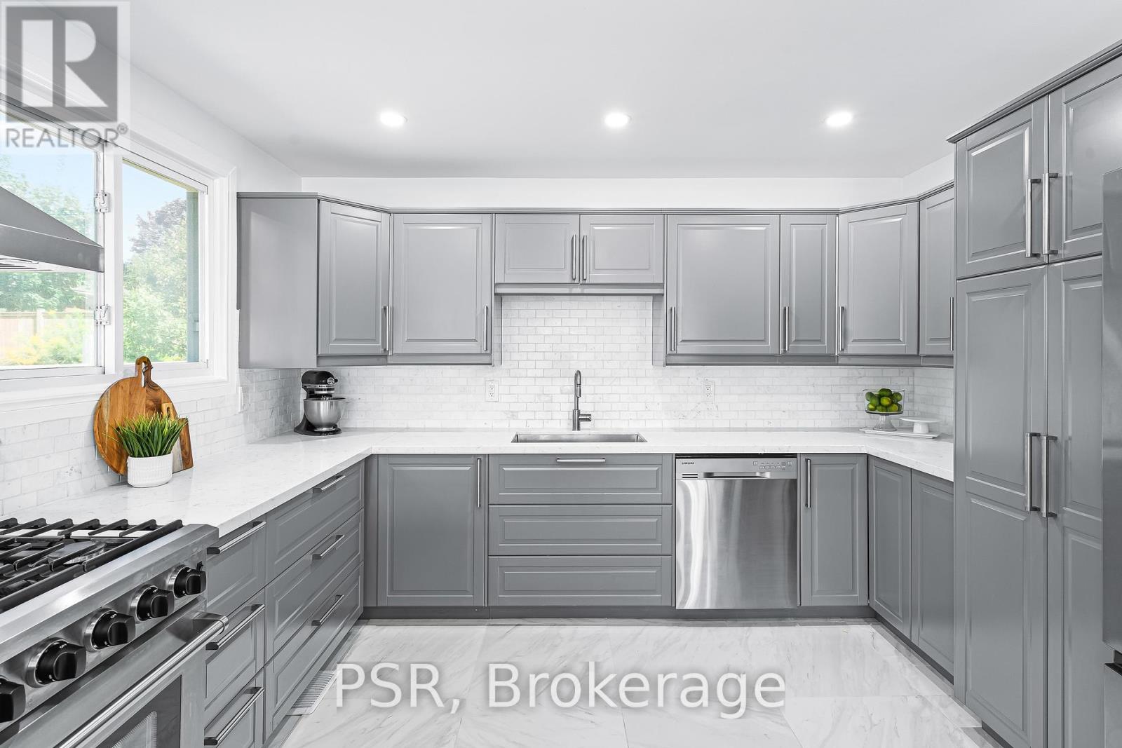 173 Bellingham Drive, Hamilton, ON - Indoor Photo Showing Kitchen With Upgraded Kitchen