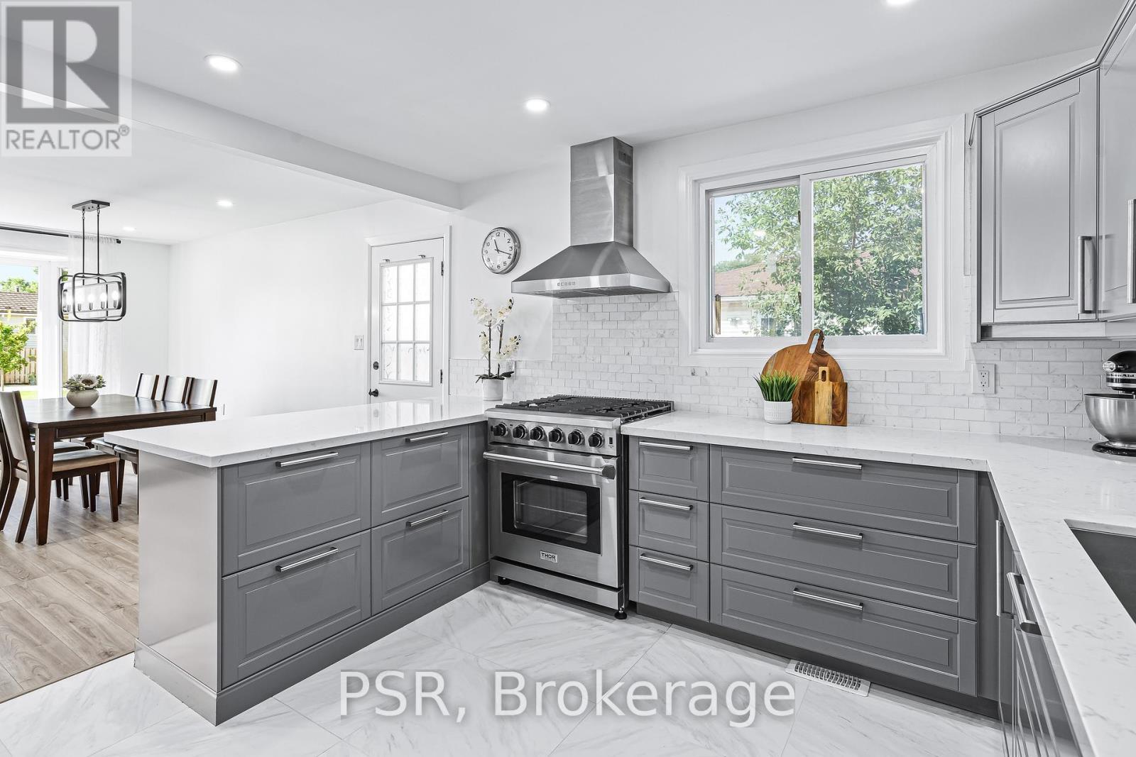 173 Bellingham Drive, Hamilton, ON - Indoor Photo Showing Kitchen With Upgraded Kitchen