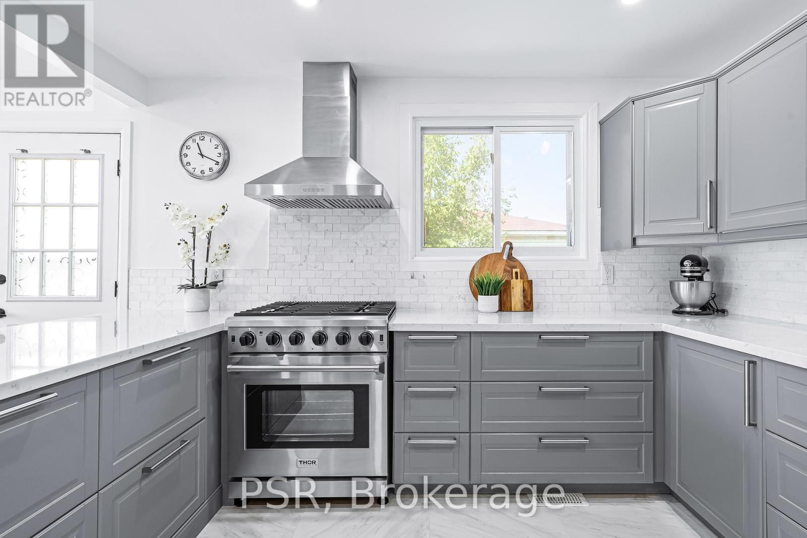 173 Bellingham Drive, Hamilton, ON - Indoor Photo Showing Kitchen With Upgraded Kitchen