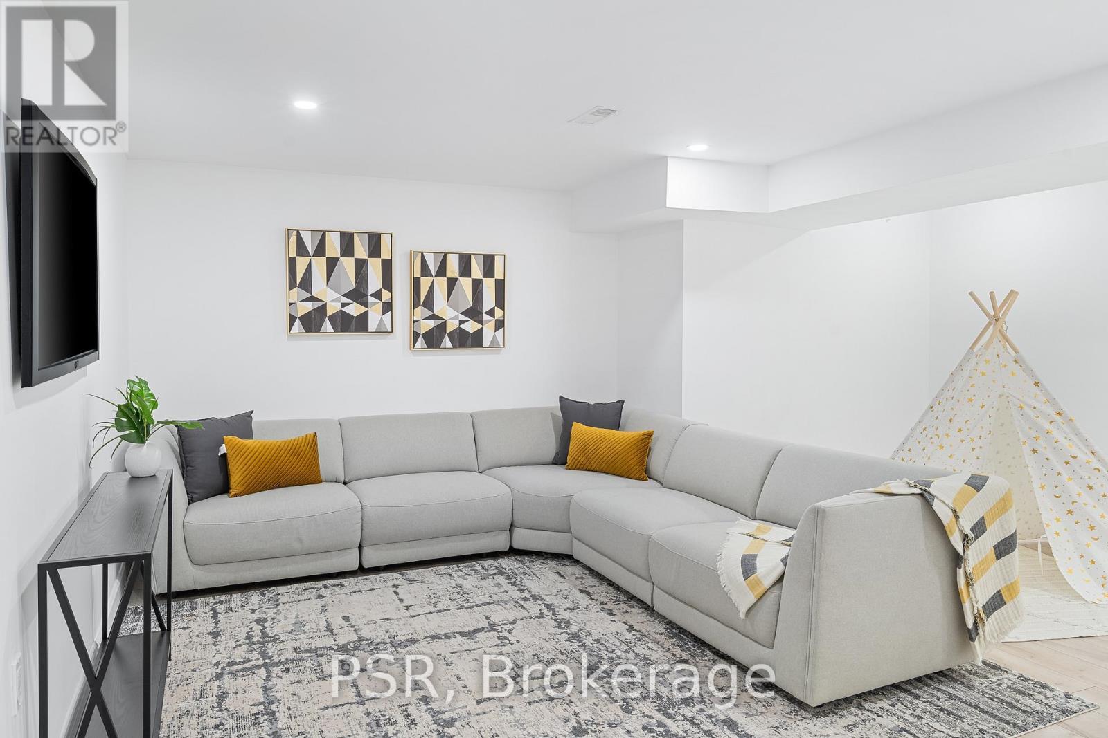 173 Bellingham Drive, Hamilton, ON - Indoor Photo Showing Living Room