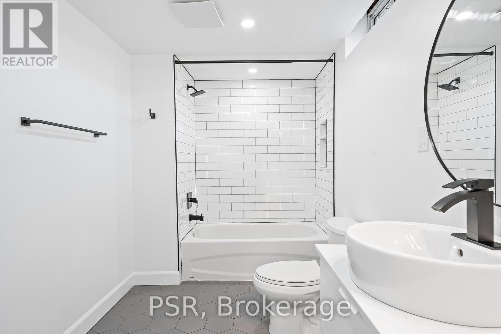 173 Bellingham Drive, Hamilton, ON - Indoor Photo Showing Bathroom