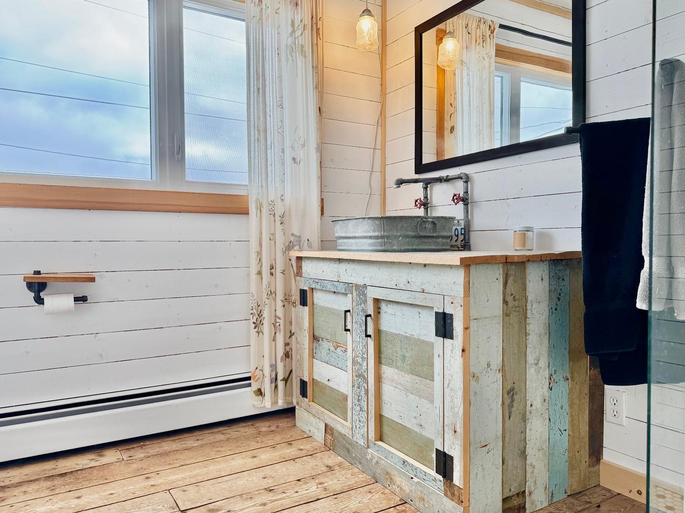 Salle de bains - 534 Ch. Du Bassin, Les Îles-De-La-Madeleine, QC -