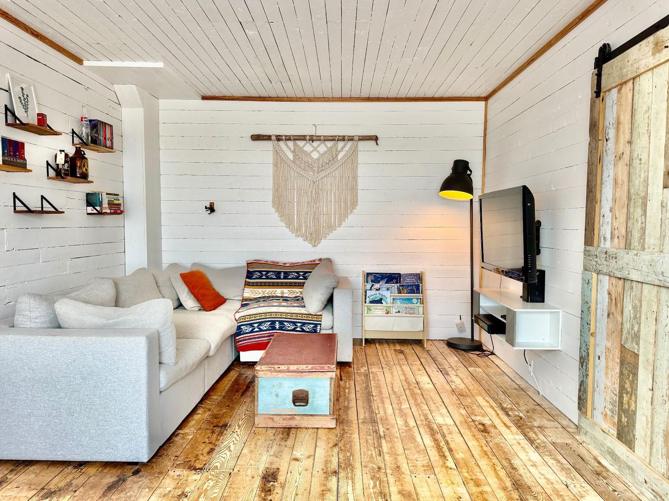 Salon - 534 Ch. Du Bassin, Les Îles-De-La-Madeleine, QC - Indoor