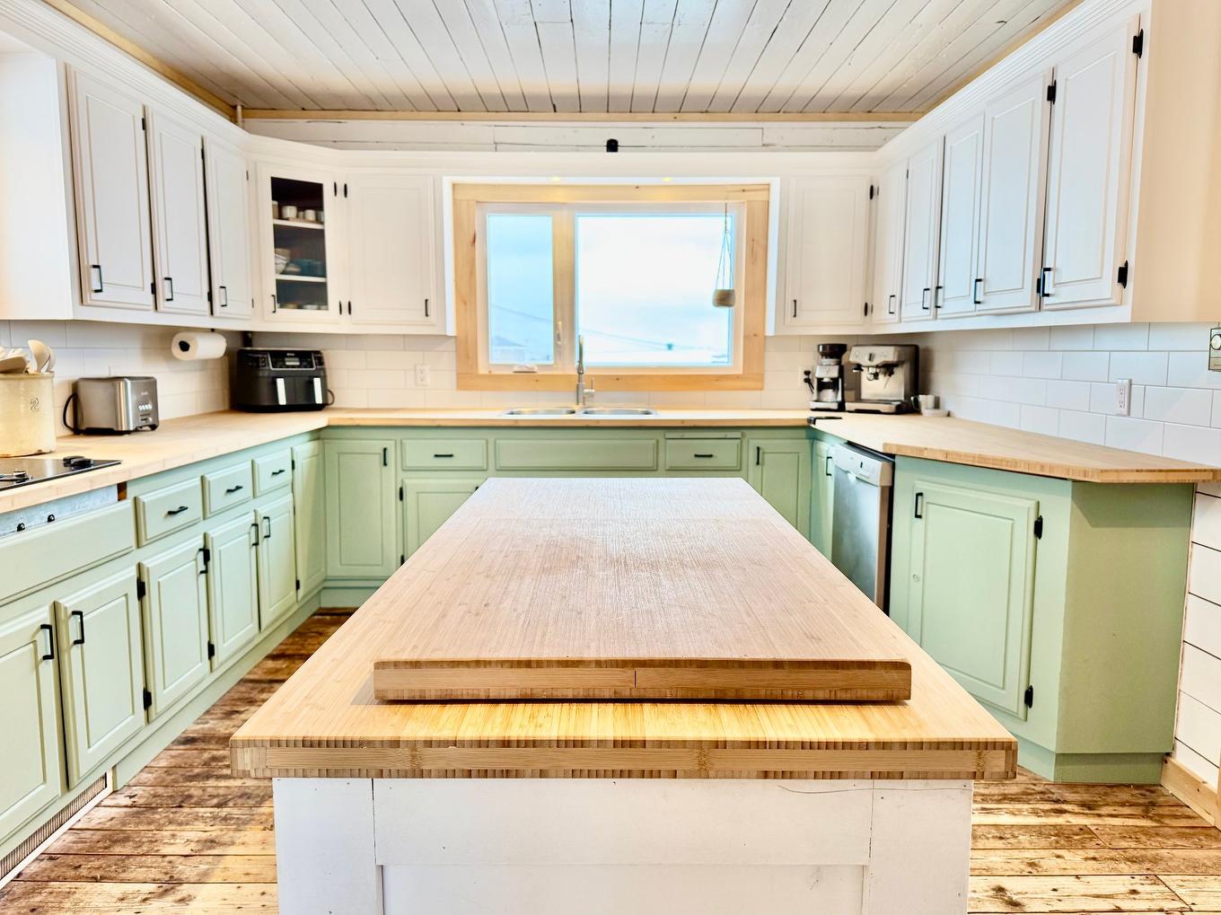 Cuisine - 534 Ch. Du Bassin, Les Îles-De-La-Madeleine, QC - Indoor Photo Showing Kitchen