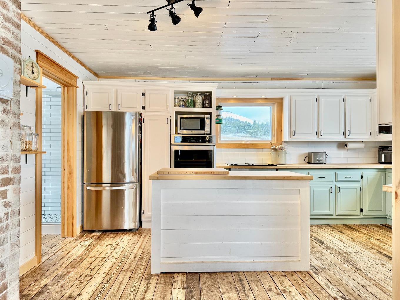 Cuisine - 534 Ch. Du Bassin, Les Îles-De-La-Madeleine, QC - Indoor Photo Showing Kitchen