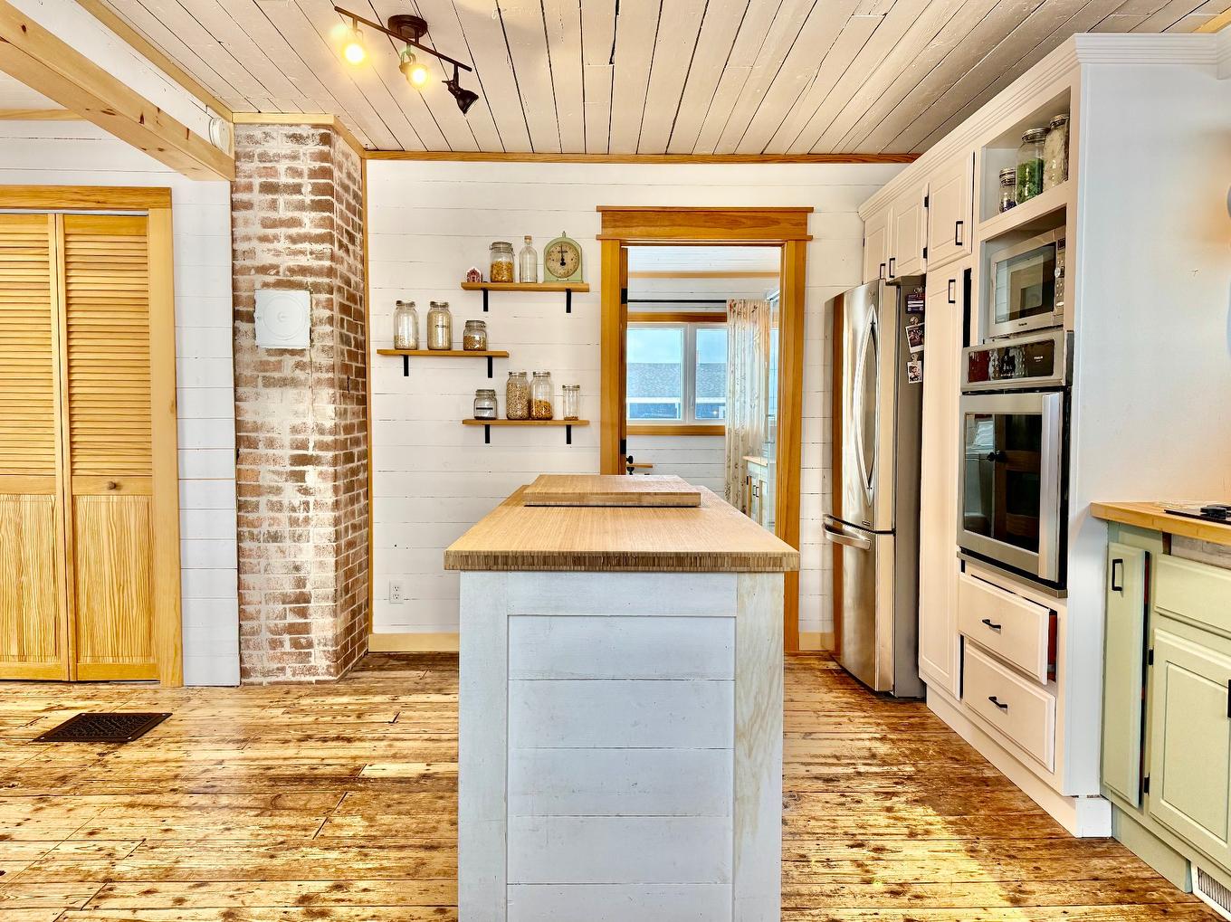 Cuisine - 534 Ch. Du Bassin, Les Îles-De-La-Madeleine, QC - Indoor Photo Showing Kitchen