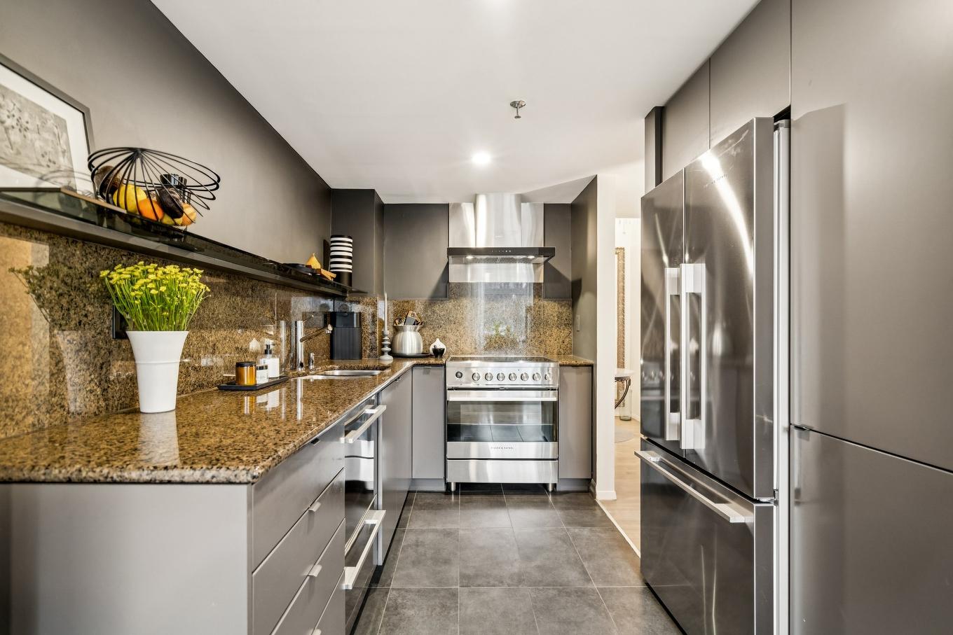 Cuisine - 227-260 Rue Sherbrooke E., Montréal (Ville-Marie), QC - Indoor Photo Showing Kitchen With Double Sink With Upgraded Kitchen