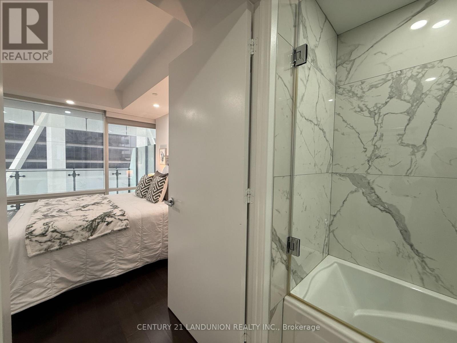 1508 - 1 Bloor Street E, Toronto, ON - Indoor Photo Showing Bathroom