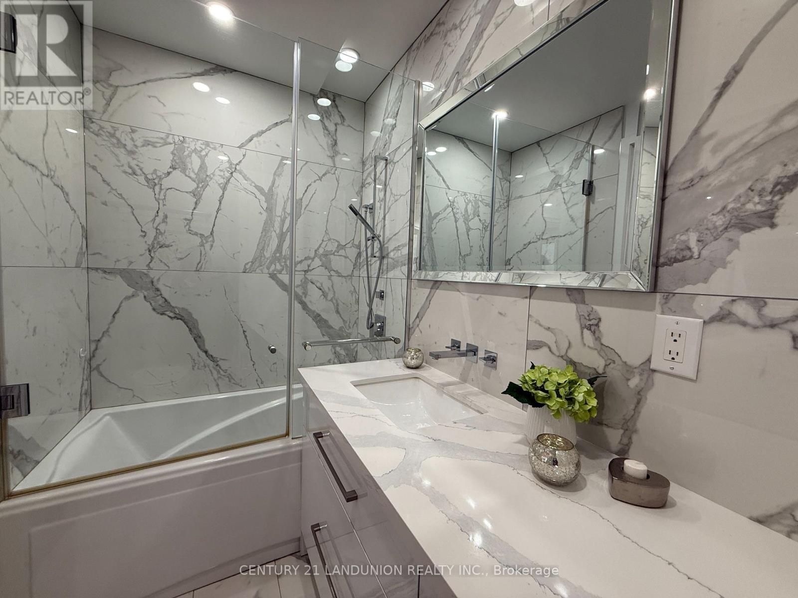 1508 - 1 Bloor Street E, Toronto, ON - Indoor Photo Showing Bathroom
